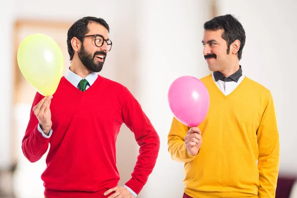 Zwillingsbrüder mit Luftballons — Stockfoto