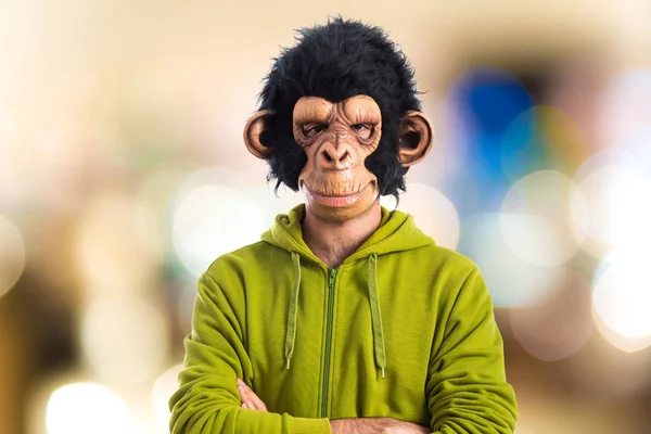 Macaco homem com os braços cruzados — Fotografia de Stock