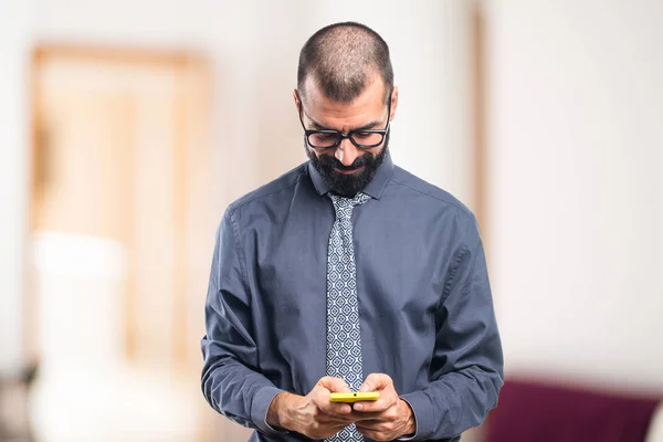 Mann spricht mit Handy — Stockfoto