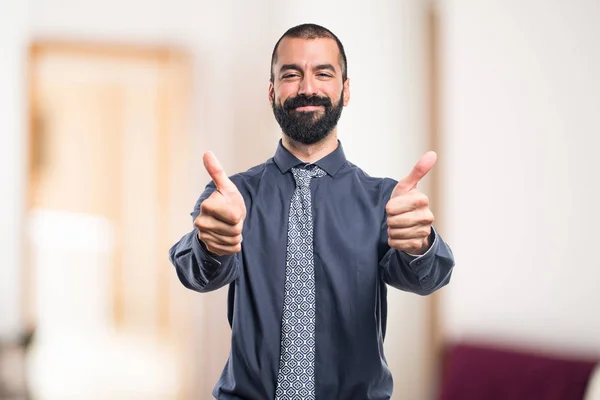 Man met duim omhoog — Stockfoto