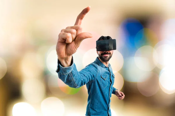 Homem usando óculos VR segurando algo — Fotografia de Stock