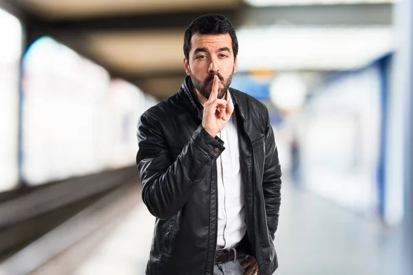 Man with leather jacket making silence gesture — Stock Photo, Image