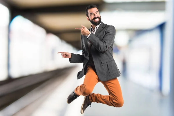 Homem apontando para a lateral — Fotografia de Stock