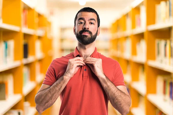 Adam giyen kırmızı polo gömlek