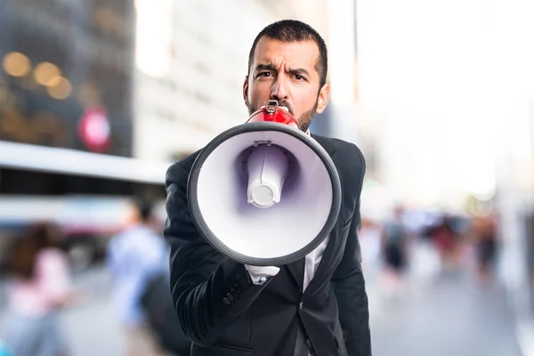 Бизнесмен кричит на мегафон — стоковое фото