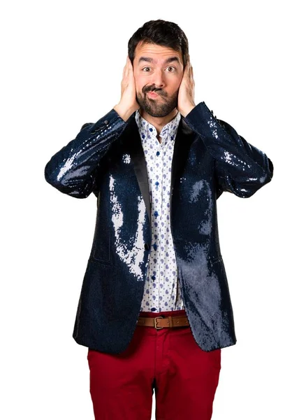 Adam onun kulaklarını kapsayan ceket ile