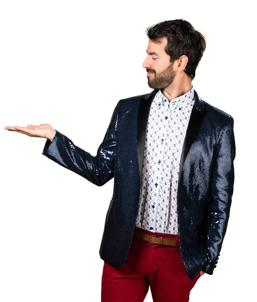 Adam bir şey tutan ceket ile