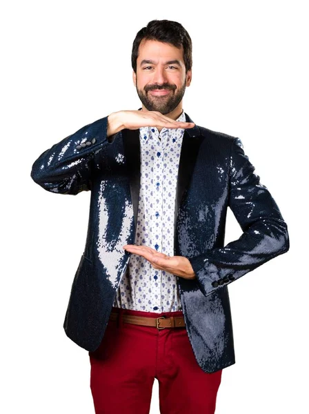 Adam bir şey tutan ceket ile