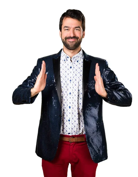 Adam bir şey tutan ceket ile