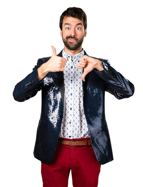 Adam iyi-kötü işaret yapma ceket ile