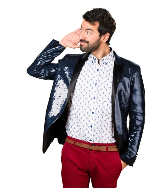 Adam bir şey dinlerken ceket ile