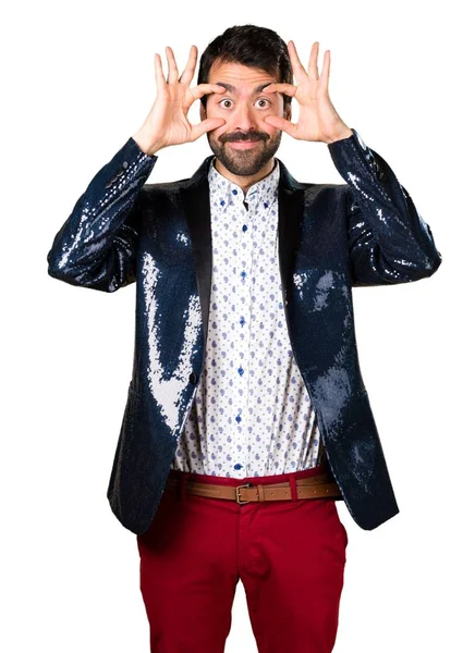 Adam bir şey gösterilen ceket ile