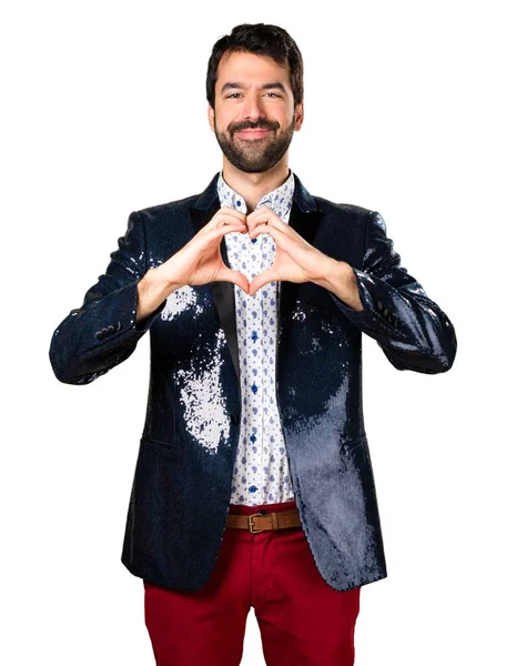 Adamın ceketi elleri ile bir kalp yapma