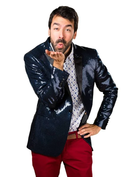 Adam bir öpücük gönderme ceket ile