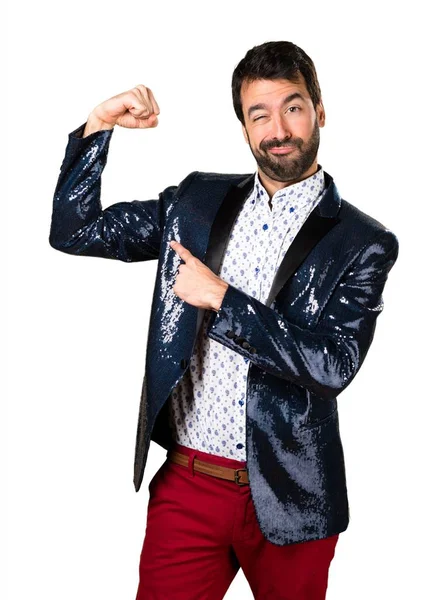 Человек в пиджаке делает сильный жест — стоковое фото