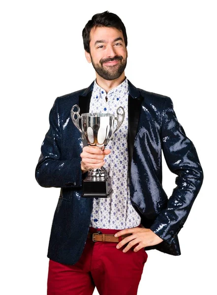 Ceket bir kupa tutan adamla