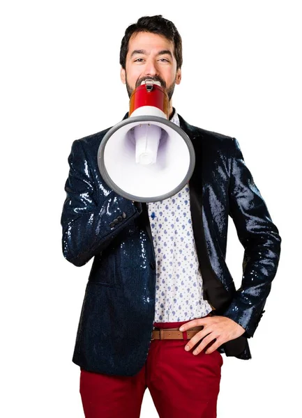 Ceket tarafından megafon bağıran adamla