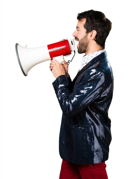 Man met jas schreeuwen door megafoon — Stockfoto