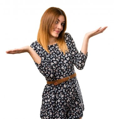 Güzel genç kız önemsiz jest yapma