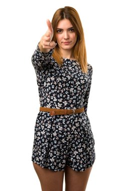 Güzel genç kız silahı jest yapma