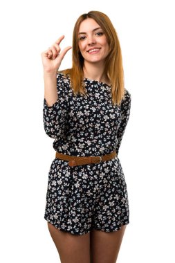 Güzel genç kız küçük işareti yapmak