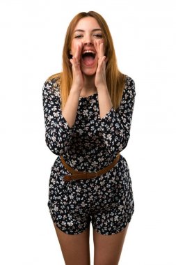 Güzel genç kız bağırarak