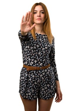 Güzel genç kız dur işareti yapmak