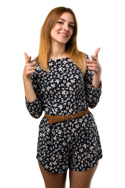 Güzel genç kız öne işaret