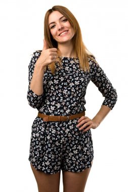 Başparmak ile güzel genç kız