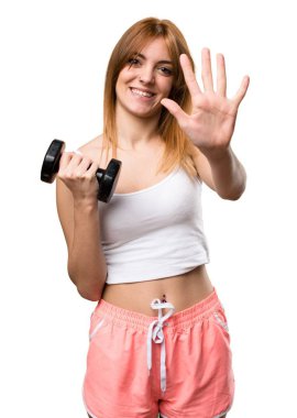 Güzel spor kadın beş sayma dumbbells ile