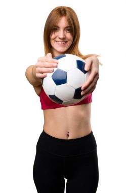 Bir futbol topu tutan genç spor kadın