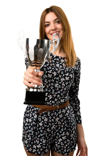 Bella ragazza in possesso di un trofeo — Foto Stock