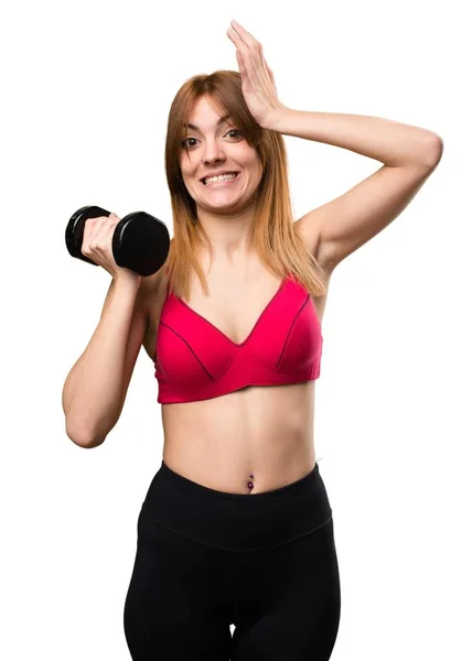 Mulher esporte bonita com halteres com dúvidas — Fotografia de Stock