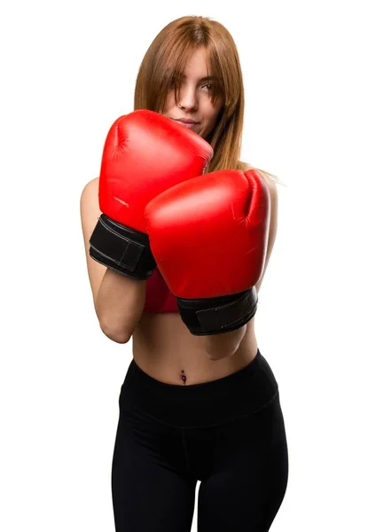 Mujer joven deportiva con guantes de boxeo — Foto de Stock