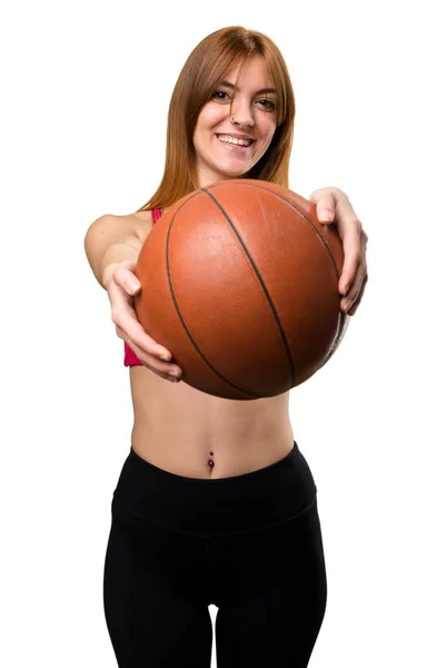 Jovem mulher do esporte com bola de basquete — Fotografia de Stock