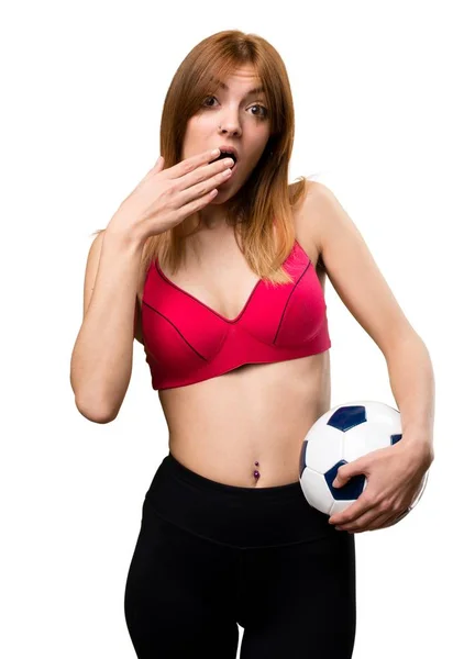 Jovem mulher esporte segurando uma bola de futebol — Fotografia de Stock