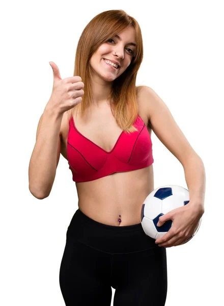 Jovem mulher esporte segurando uma bola de futebol — Fotografia de Stock