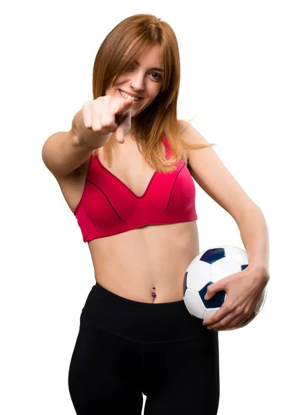 Jovem mulher esporte segurando uma bola de futebol — Fotografia de Stock