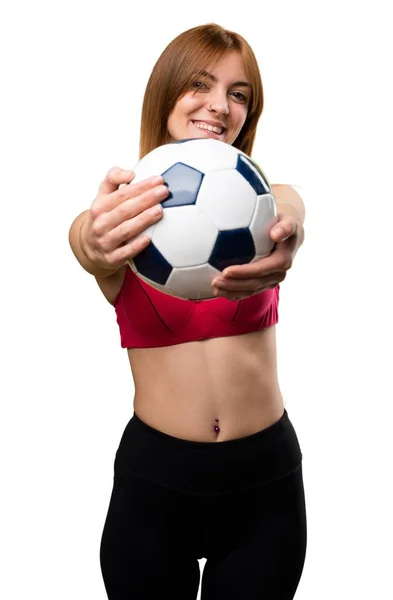 Giovane donna sportiva in possesso di un pallone da calcio — Foto Stock