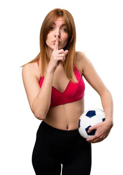 Bir futbol topu tutan genç spor kadın — Stok fotoğraf