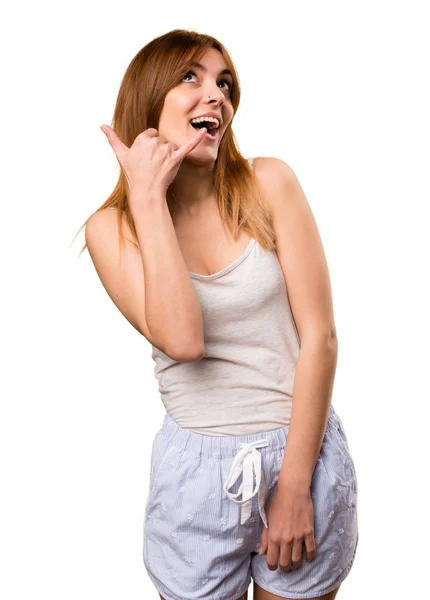 Menina bonita em pijama fazendo gesto telefone — Fotografia de Stock