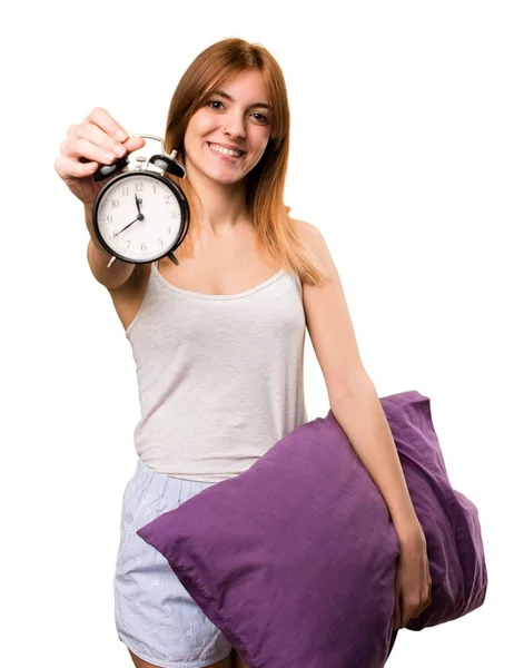 Hermosa chica en pijama sosteniendo reloj vintage — Foto de Stock