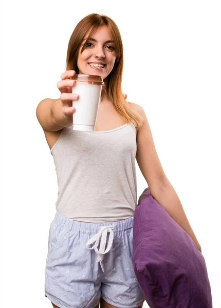 Красивая девушка в пижаме держит чашку кофе — стоковое фото