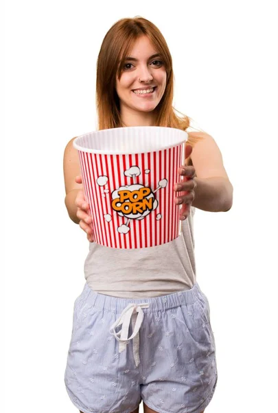 Belle fille en pyjama manger des popcorns — Photo
