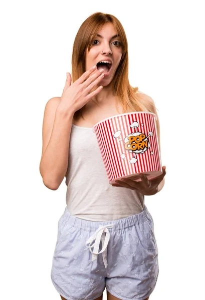 Krásná dívka v pyžamu jíst popcorns — Stock fotografie