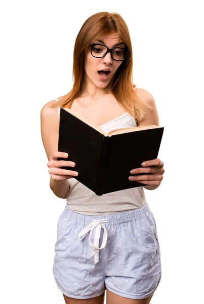 Menina bonita em pijama livro de leitura — Fotografia de Stock