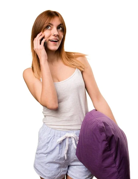Menina bonita de pijama falando com celular — Fotografia de Stock