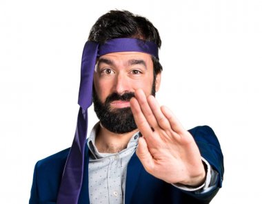 Çılgın ve sarhoş işadamı dur işareti yapmak