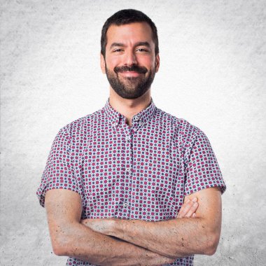 yakışıklı adam kollarını ile geçti