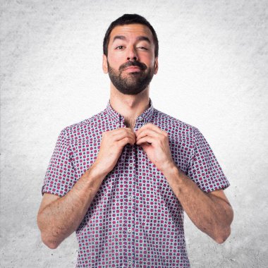 Yakışıklı adam izole beyaz zemin üzerine